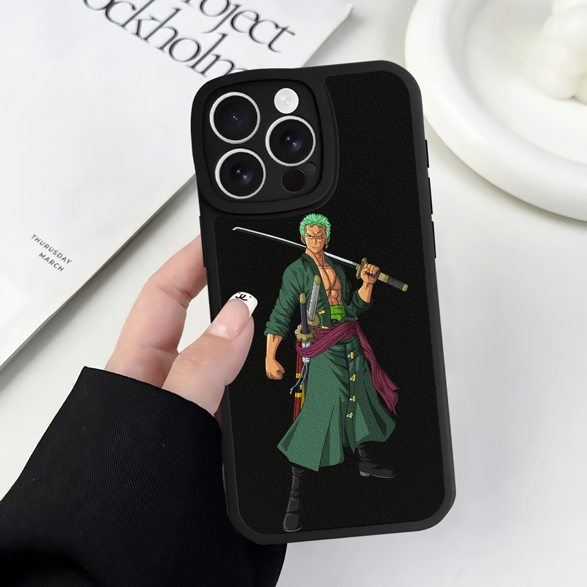 （画像用） ワンピース ロロノア・ゾロ ONE PIECE Roronoa Zoro 【iPhone 16シリーズ対応】シリコンスマホケース（レザー調） 材質：シリコン